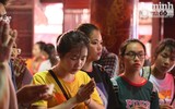 Tấp nập đến Văn Miếu cầu may trước ngày thi THPT Quốc gia 2017